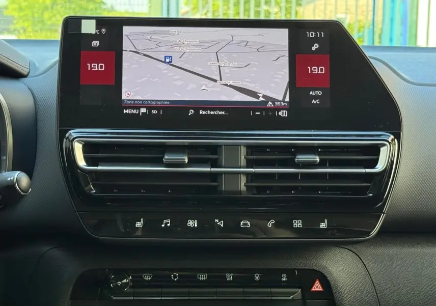 Tableau de bord du Citroën C5 Aircross hybride 2024 avec écran tactile affichant la navigation et commandes climatisation.