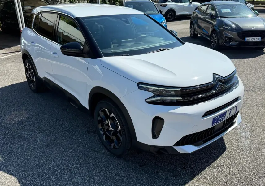 Citroën C5 Aircross blanc banquise en 3/4 avant droit avec jantes noires et toit contrasté noir.