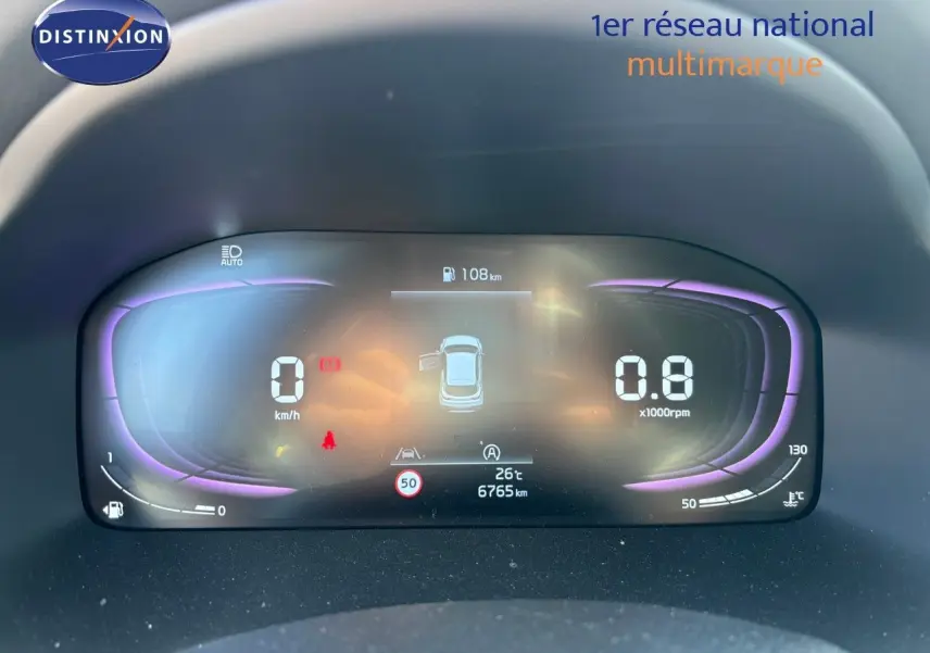 Affichage numérique du tableau de bord du Kia Stonic 2024, montrant vitesse, régime et autonomie restante.