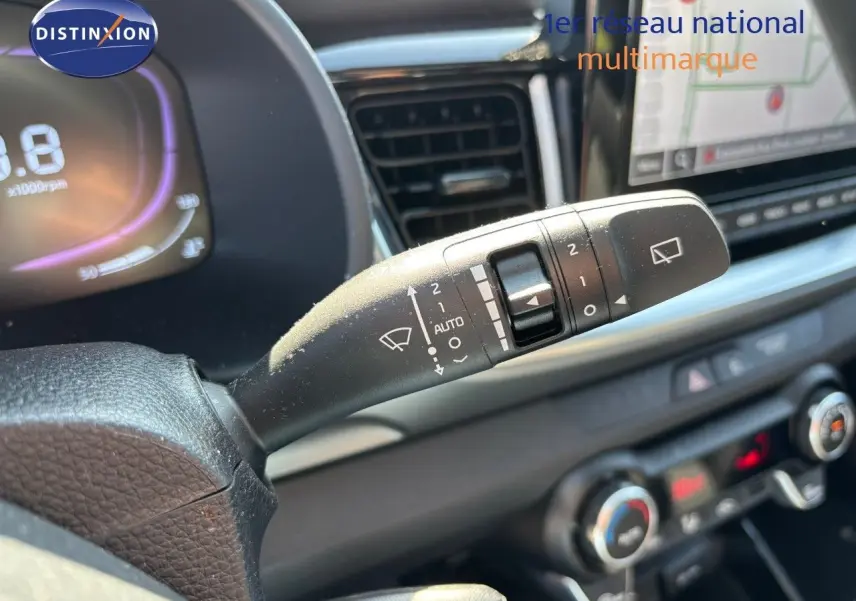 Gros plan sur la commande d'essuie-glace du tableau de bord d'un KIA STONIC gris météore 2024, intérieur moderne.