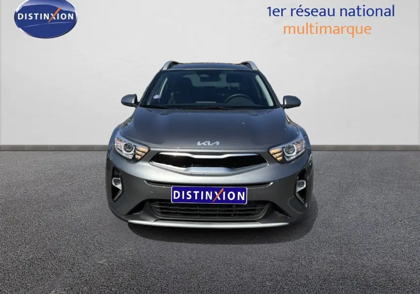 KIA STONIC gris météore vue de face, mettant en valeur sa calandre et ses phares modernes.