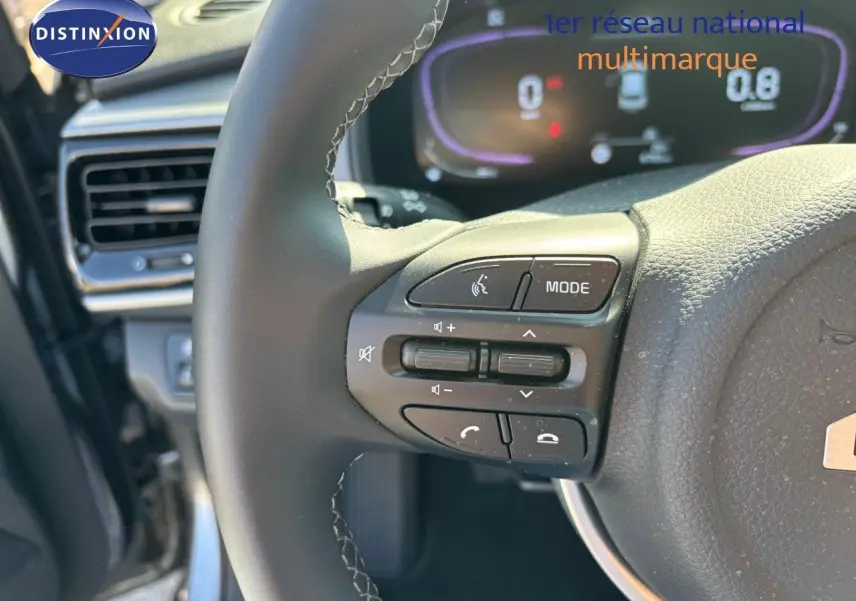 Gros plan sur le volant du Kia Stonic 2024 gris météore, montrant les commandes audio et téléphone côté gauche.