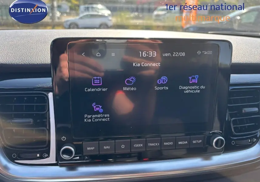 Écran tactile central du tableau de bord du Kia Stonic gris météore 2024 affichant le menu Kia Connect.