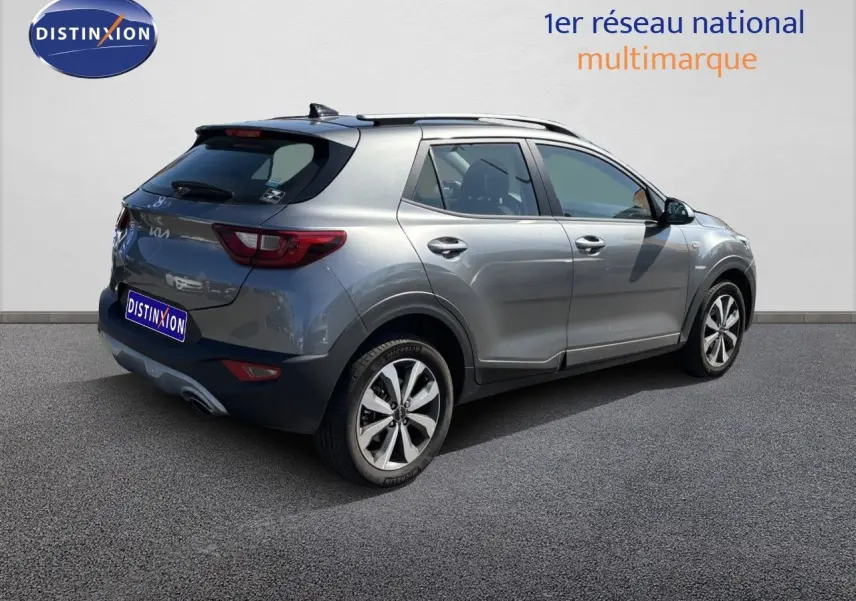 KIA Stonic gris météore vu de trois quarts arrière droit, soulignant ses lignes modernes et ses jantes bi-ton.