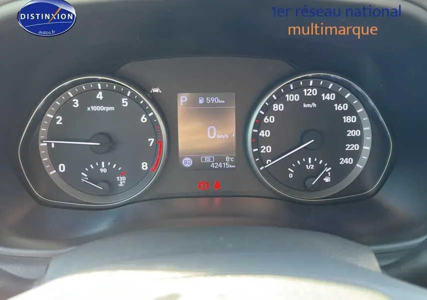 Tableau de bord de Hyundai i30 gris argent 2024, affichage numérique au centre avec compte-tours et vitesse.