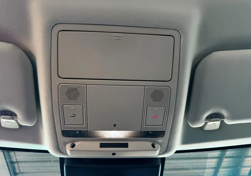 Plafonnier intérieur gris clair avec commandes d'appel et éclairage dans une Jaguar XE noire de 2019.