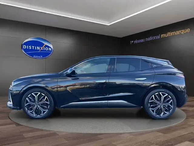 Profil côté gauche d'une DS4 noire 2022 avec jantes alliage bicolores et lignes sculptées élégantes.