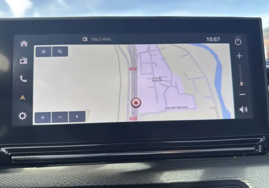 Écran tactile 10,25 pouces du Citroën C3 Aircross Hybrid 145 affichant une carte de navigation en intérieur.