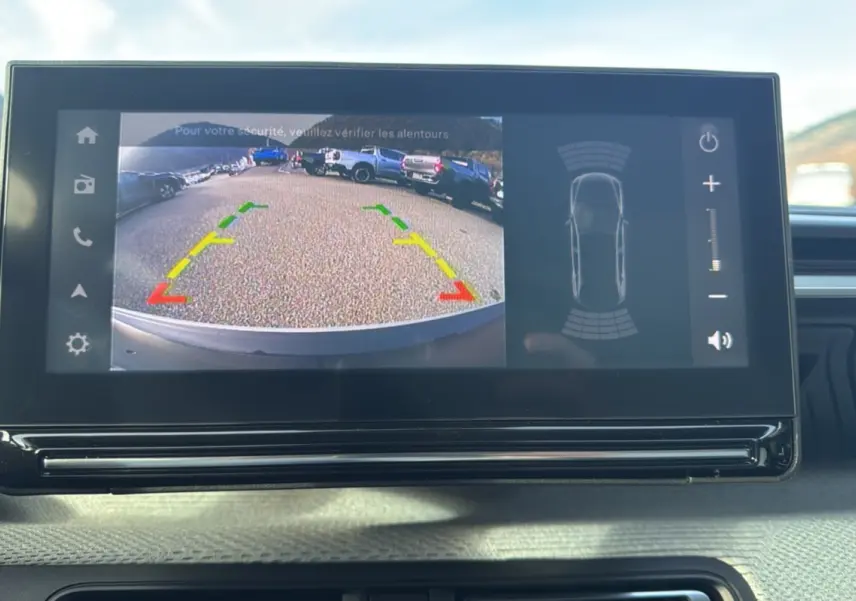 Écran tactile intérieur du Citroën C3 Aircross Hybrid 145 montrant la caméra de recul et les capteurs de stationnement.