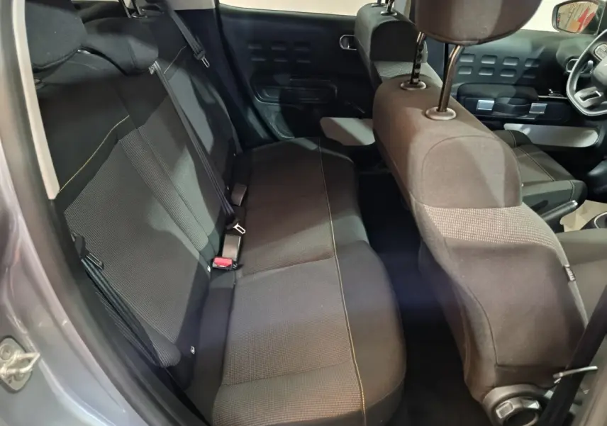 Vue intérieure côté arrière droit de la banquette noire avec surpiqûres jaunes de la Citroën C3 PureTech 83 BVM MAX 2024 gris foncé.