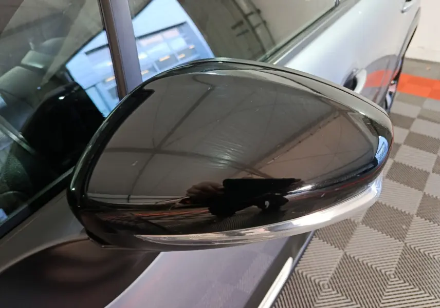 Rétroviseur droit noir brillant de Citroën C3 gris foncé, avec clignotant intégré, vue rapprochée côté passager.