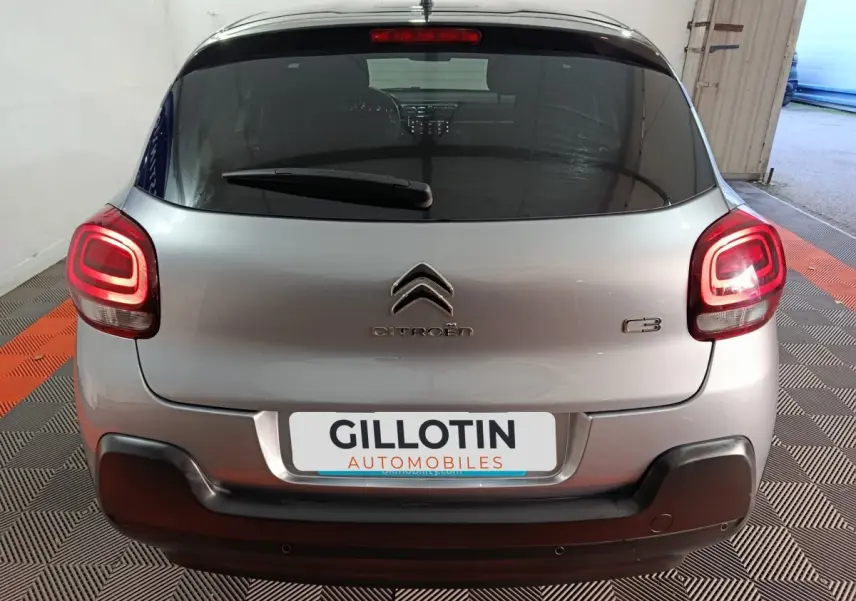 Vue arrière d'une Citroën C3 gris foncé avec feux LED allumés et pare-chocs noir contrastant.