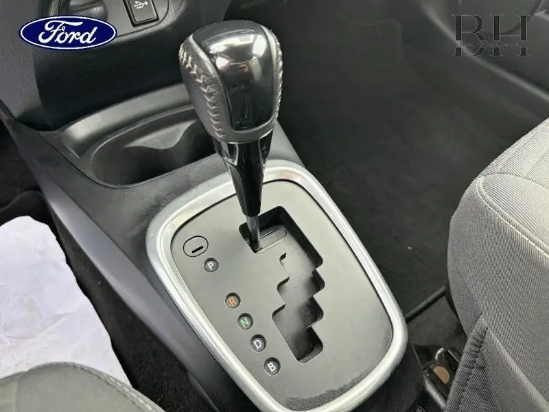 Le levier de vitesses automatique noir de la Toyota Yaris 116h France Business 2020 vu en gros plan intérieur.