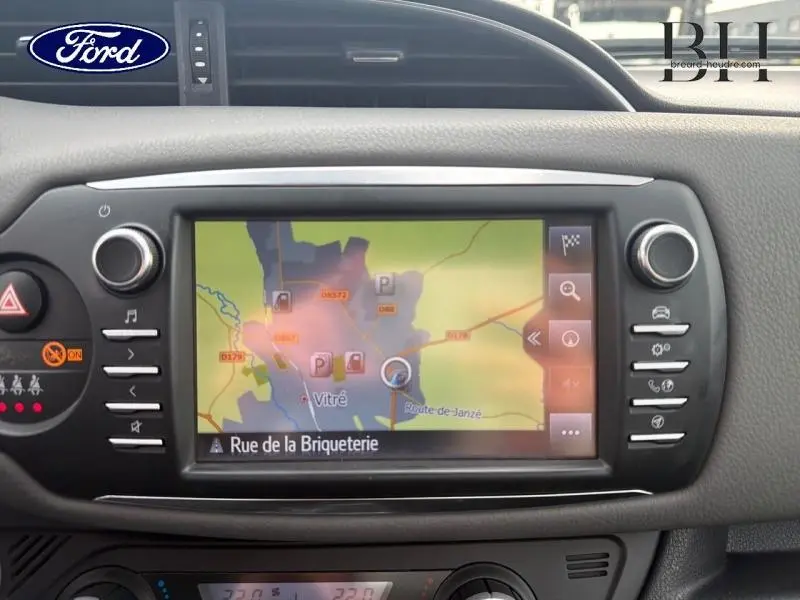 Tableau de bord de Toyota Yaris 116h blanc Pur 2020 avec écran tactile GPS affichant la carte de Vitré.