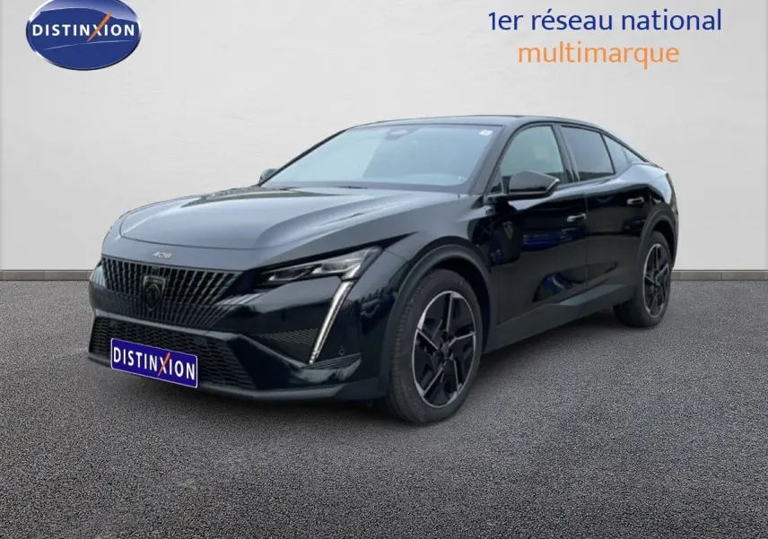 Peugeot 408 Hybrid 145ch noir métal vue 3/4 avant droit, avec calandre distinctive et jantes noires bicolores.