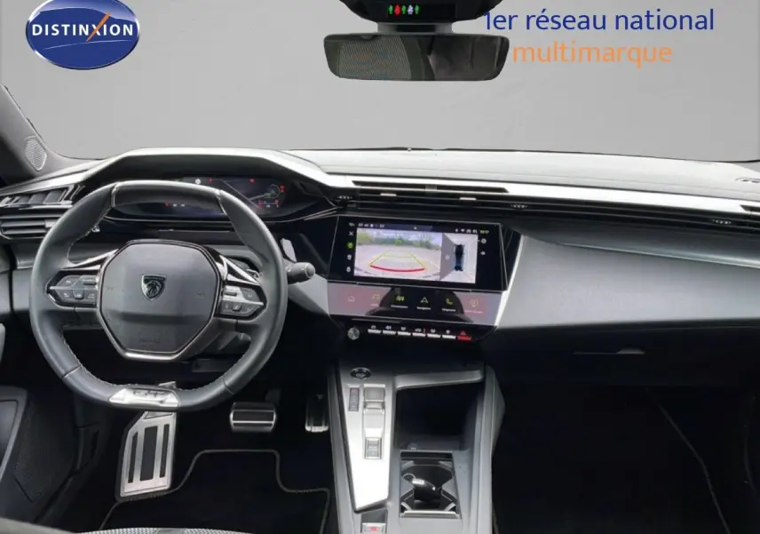 Intérieur noir de la Peugeot 408 Hybrid 145ch GT, vue du tableau de bord avec écran tactile et volant multifonction.