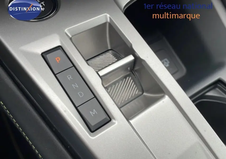 Gros plan sur la commande de boîte automatique argentée de la Peugeot 408 Hybrid 145ch GT, intérieur noir.