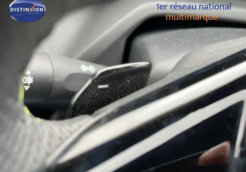 Gros plan sur la commande de clignotant et palette de boîte automatique dans l’habitacle d’une Peugeot 408 noir métal.