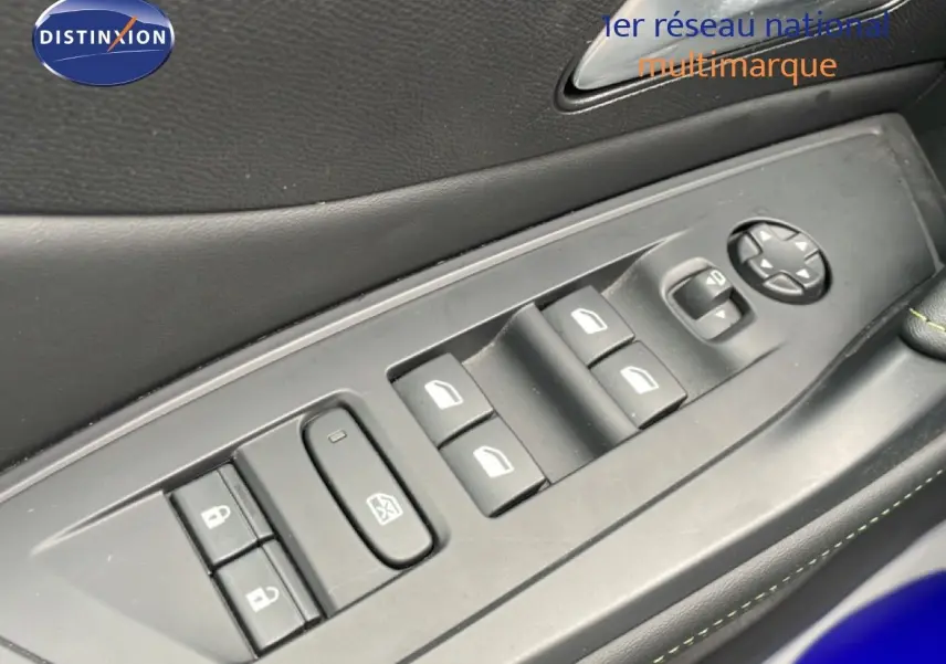 Détail des commandes des vitres et rétroviseurs côté conducteur sur Peugeot 408 Hybrid 145ch GT noir métal 2024.