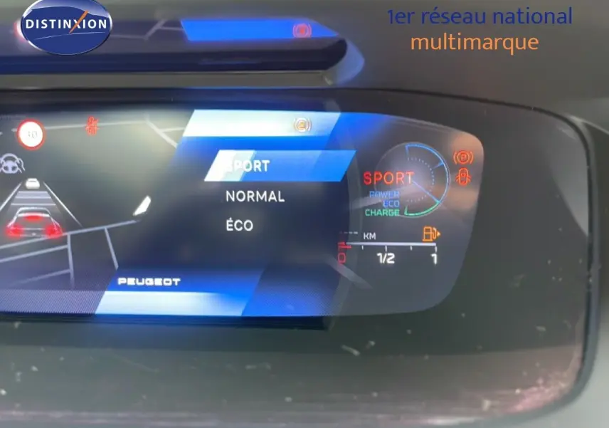 Tableau de bord numérique de Peugeot 408 Hybrid 145ch en mode Sport, affichant options de conduite et jauge carburant.