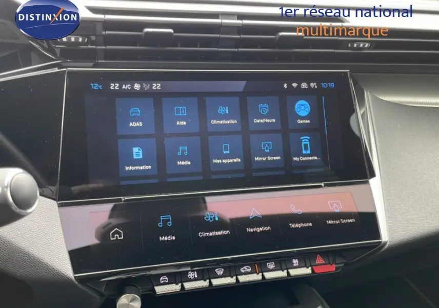 Vue rapprochée de l’écran tactile central du Peugeot 408 Hybrid 145ch GT 2024, affichage des options multimédia et climatisation.