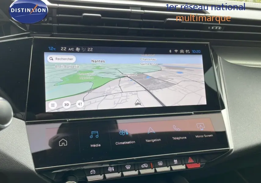 Vue rapprochée de l’écran tactile central noir du tableau de bord du Peugeot 408 Hybrid 145ch GT 2024.