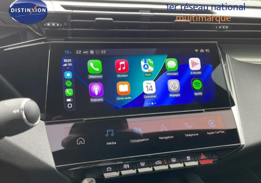 Écran tactile central multimédia de la Peugeot 408 Hybrid 145ch GT 2024, affichant Apple CarPlay et commandes climatisation.