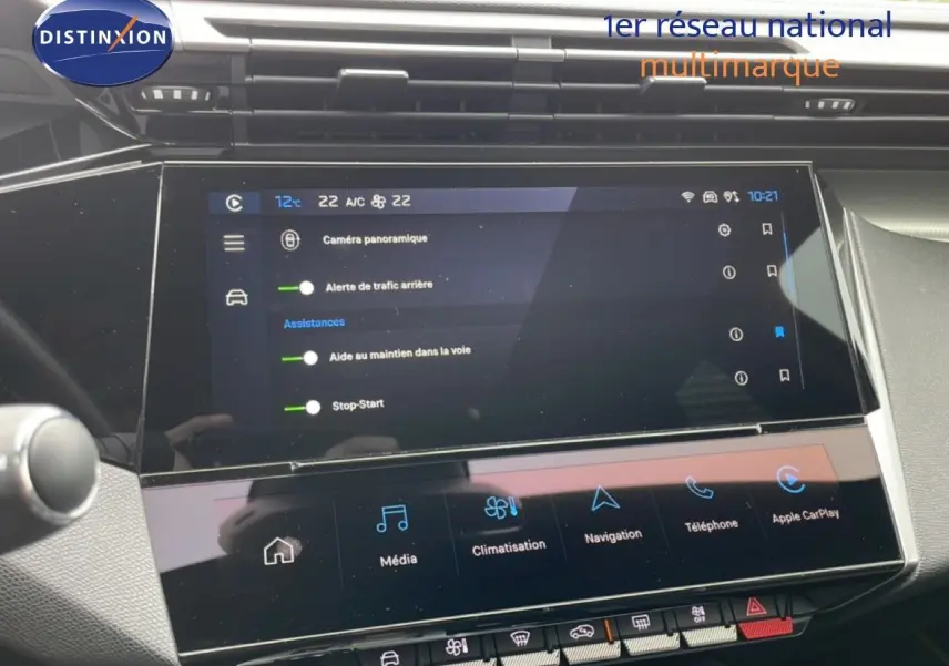 Vue rapprochée de l’écran tactile central du tableau de bord de la Peugeot 408 Hybrid 145ch GT noir métal, affichant les aides à la conduite.