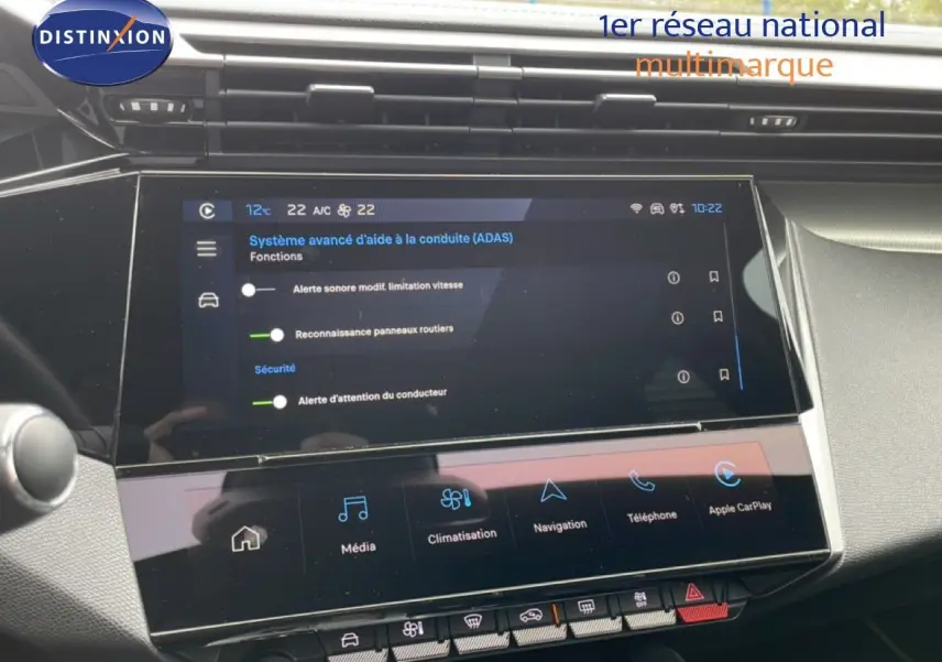 Vue rapprochée de l’écran tactile central du Peugeot 408 Hybrid 145ch GT 2024, affichant les aides à la conduite et les options multimédia.