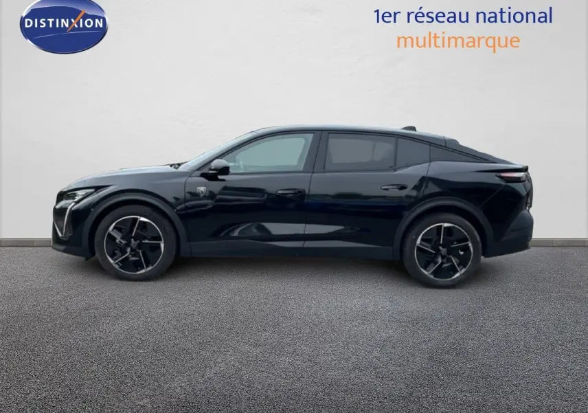 Profil côté gauche de la Peugeot 408 HYBRID 145CH GT noire métal, avec jantes noires et lignes modernes épurées.