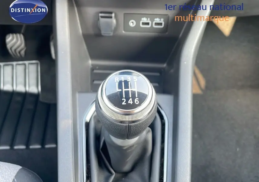 Le levier de vitesse manuel 6 rapports de la Renault Clio 1.5 DCI 100CH Evolution noir étoile métal, vue intérieure centrée.