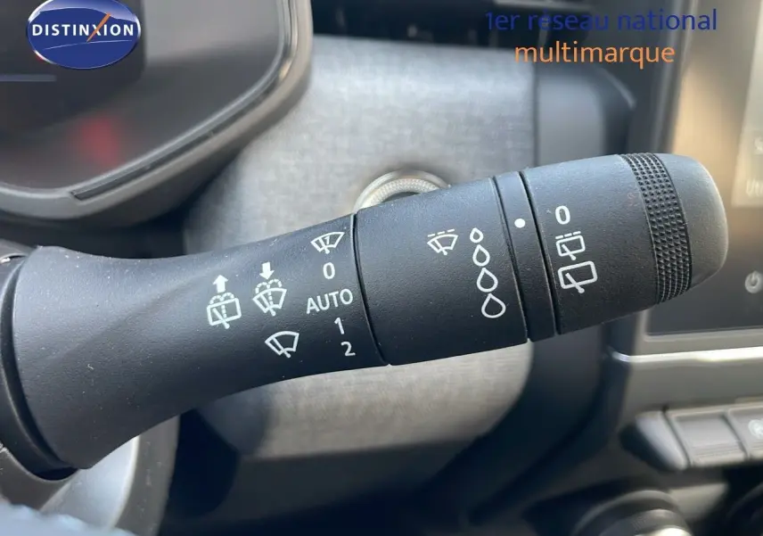 Gros plan sur la commande d’essuie-glace de la Renault Clio 1.5 DCI 100ch Evolution 2025, intérieur noir.