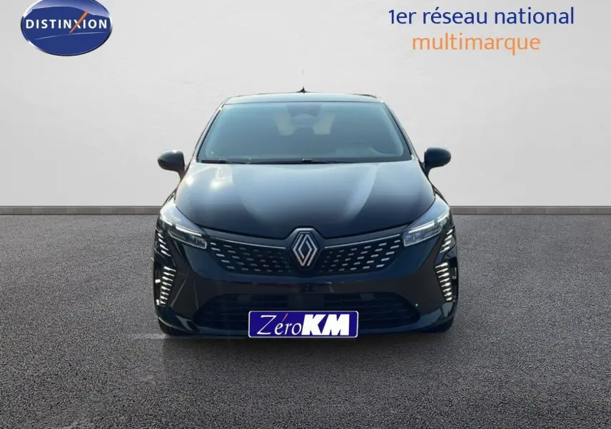 Vue frontale d'une Renault Clio 1.5 DCI noir étoile métal avec calandre moderne et feux LED distinctifs.