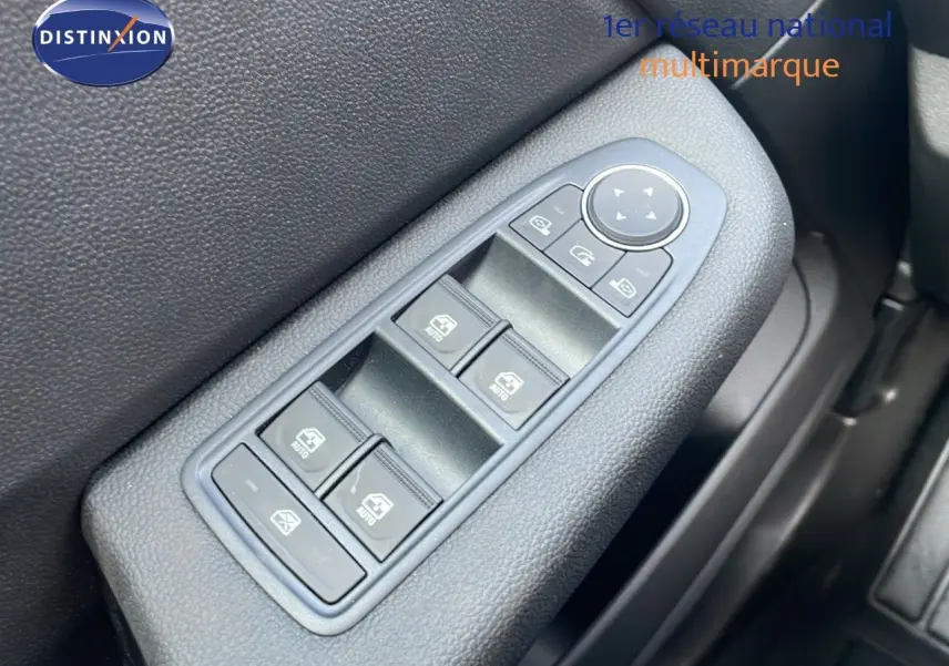 Commande des vitres électriques et réglage des rétroviseurs côté conducteur dans une Renault Clio noire 2025.