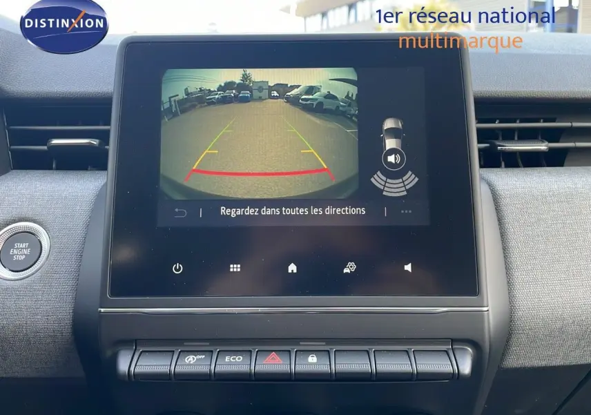 Écran central de la Renault Clio 1.5 DCI 100ch Evolution 2025 montrant la caméra de recul avec vue arrière du parking.