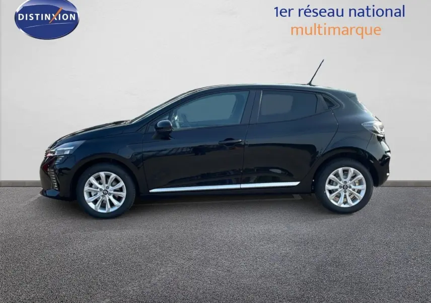 Profil côté gauche d'une Renault Clio 1.5 dCi 100ch Evolution noire étoile métal, avec jantes alliage et vitres teintées.
