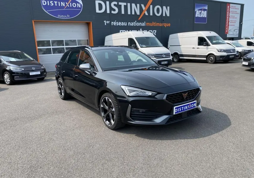 CUPRA Leon ST noir Midnight vue 3/4 avant droit, avec jantes sport et calandre distinctive Tri-LED.