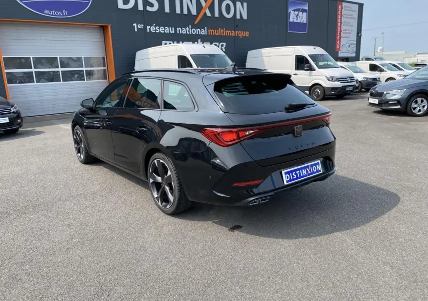 Vue 3/4 arrière droite d'une CUPRA LEON ST noire Midnight avec feux LED et jantes alliage distinctives.