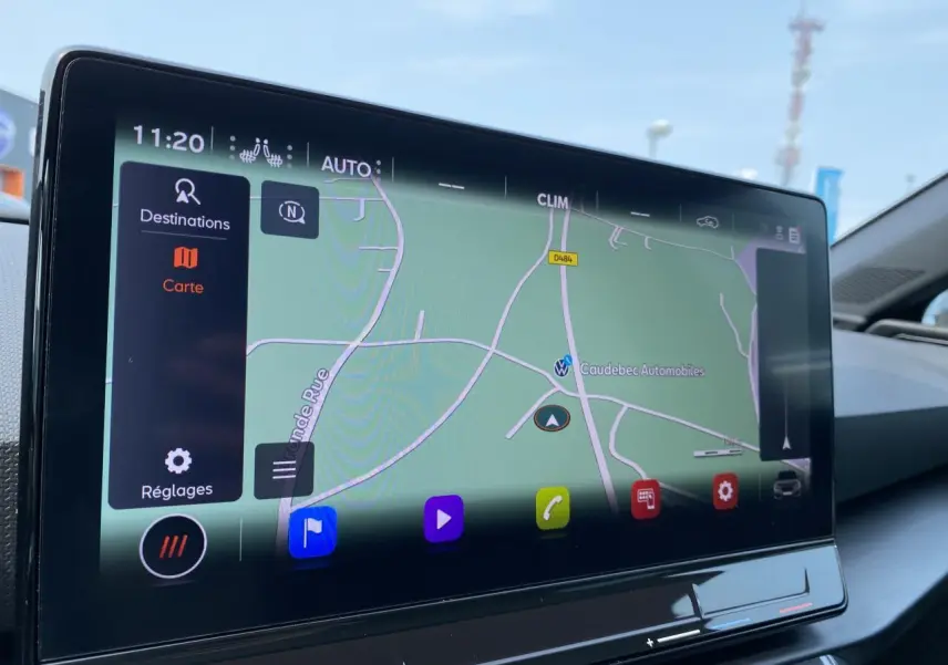 Écran tactile central affichant la navigation dans l'habitacle d'une CUPRA LEON ST 2024 noir Midnight.