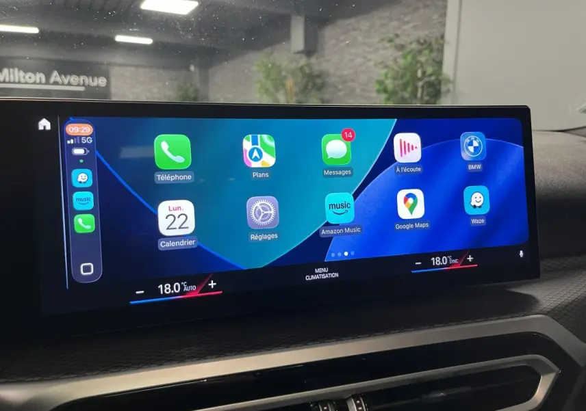 Vue intérieure du tableau de bord numérique BMW Live Cockpit Navigation Pro sur Série 3 Touring noire, affichage tactile moderne.