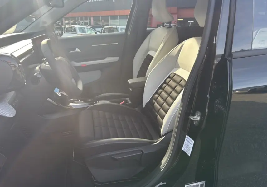 Intérieur avant côté conducteur d'une Citroën C3 Aircross noir perla nera, sièges tissu bicolores noir et beige.