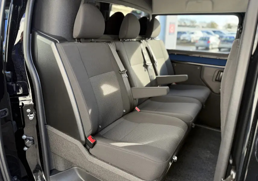 Vue intérieure côté droit des sièges arrière en tissu gris du Citroën Jumpy Cabine Approfondie noir Perla 2025.