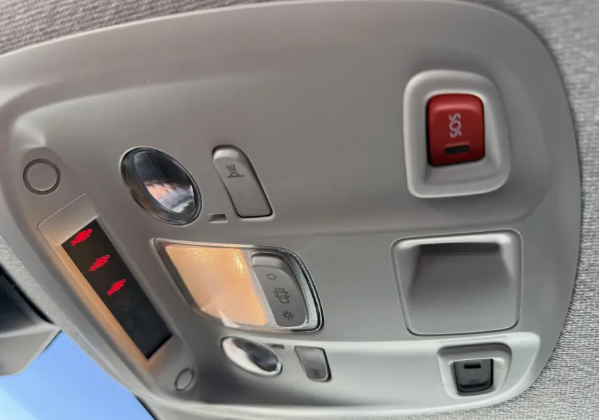 Plafonnier intérieur avec éclairage, bouton SOS rouge et commandes variées dans un Citroën Jumpy Cabine Approfondie noir Perla.