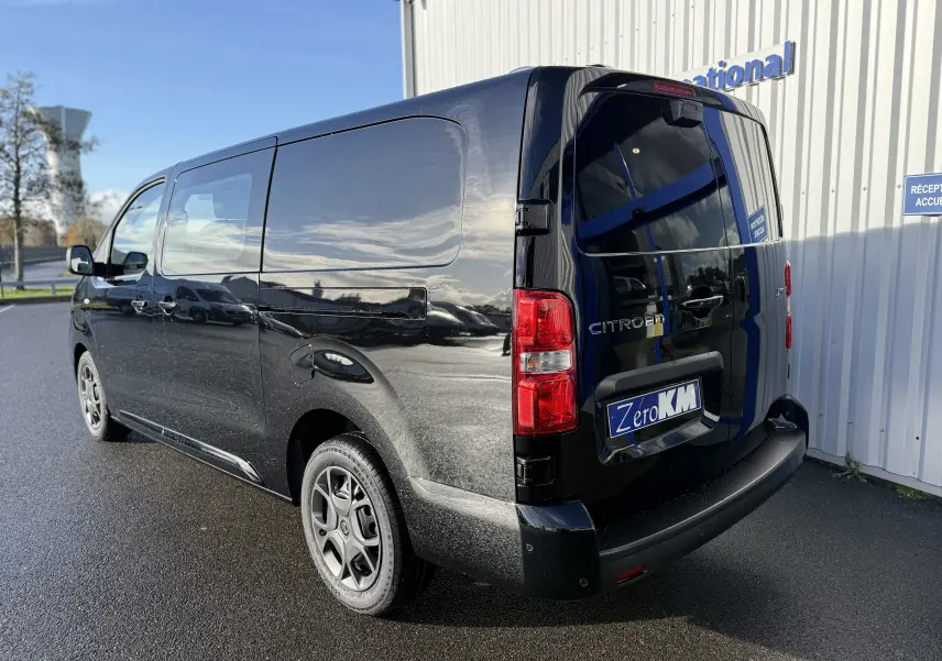 Vue 3/4 arrière droite d’un Citroën Jumpy Cabine Approfondie XL noir perla avec vitres arrière teintées et jantes spécifiques.