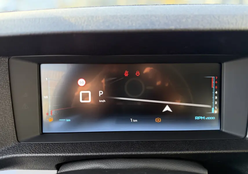 Tableau de bord numérique du Citroën Jumpy XL noir, affichant la vitesse à 0 km/h et le régime moteur au ralenti.