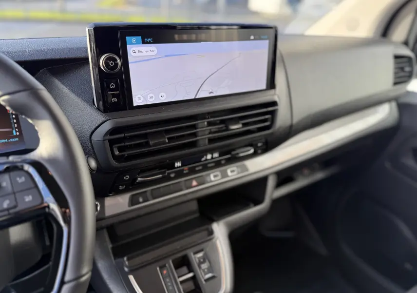 Vue intérieure du tableau de bord côté conducteur du Citroën Jumpy XL noir, avec écran tactile central affichant la navigation.