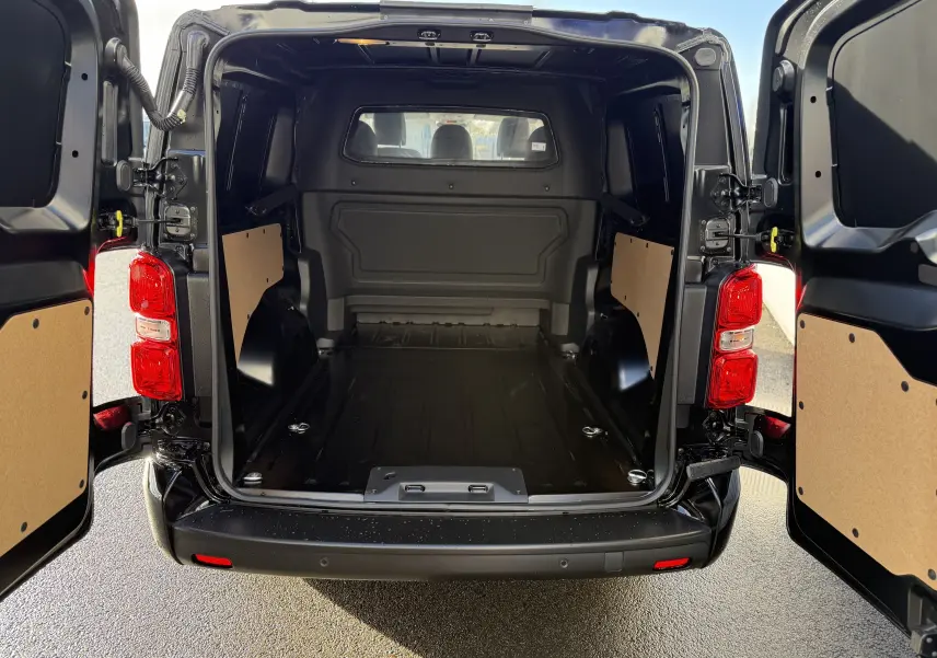 Vue arrière du Citroën Jumpy Cabine Approfondie XL noir Perla avec portes ouvertes montrant l'espace de chargement vide.