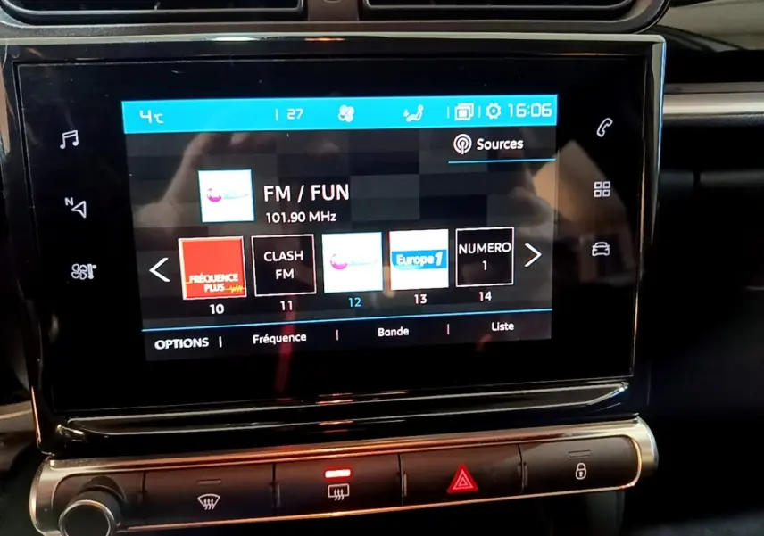 Écran tactile central de la Citroën C3 blanc 2020 affichant les stations radio FM avec commandes en dessous.