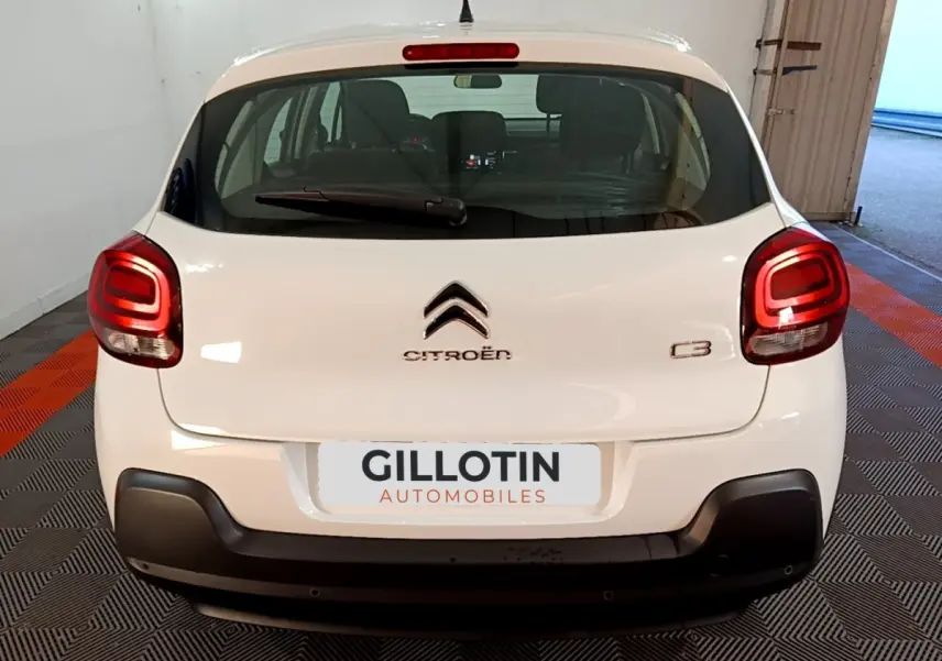 Vue arrière d'une Citroën C3 blanche de 2020 avec feux arrière LED et pare-chocs noir contrastant.