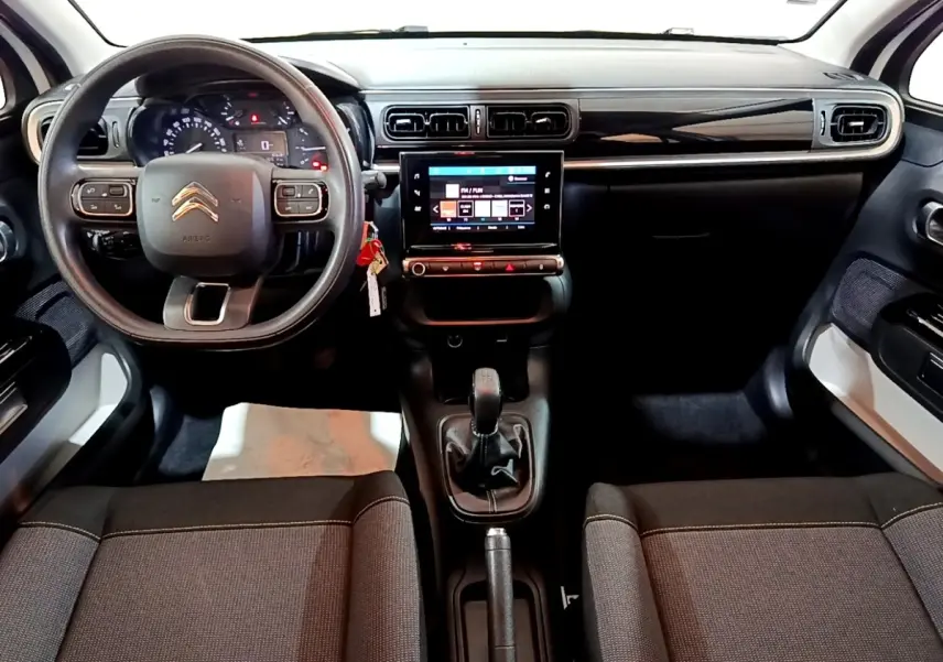 Vue intérieure avant de la Citroën C3 2020 avec tableau de bord noir, volant multifonctions et écran tactile central.